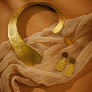 HAMMERED BRASS CHOCKER SET